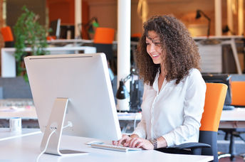 幸福的女人在工作（Shutterstock）