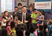 阅读记录的名人大使Josh Duhamel正在让孩子们兴奋地阅读!