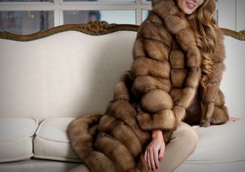 皮大衣的妇女，关闭，在沙发，毛皮纹理