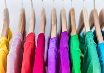 衬衫用不同的颜色挂在壁橱里。