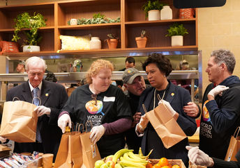 华盛顿特区市长Muriel Bowser在Chef José Andrés世界中央厨房为受政府关闭影响的工人服务，# foodfords项目