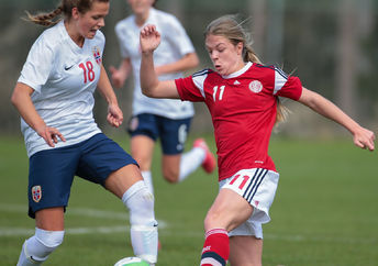 安德里亚·诺海姆(挪威第18名)和弗雷娅·卡雅西格·苏内森(丹麦第11名)在欧足联U17女足资格赛中争抢球