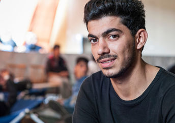 德国帕绍难民营里的年轻叙利亚难民