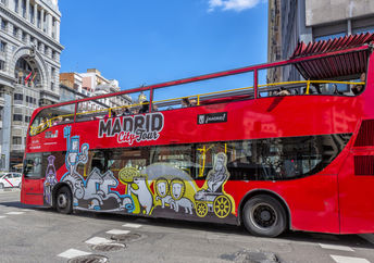 一个城市旅游巴士在马德里。
