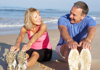 在海滩上延伸的夫妇可能会降低高血压。