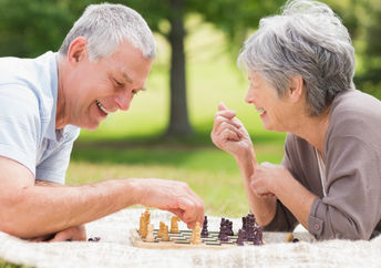 一对退休夫妇在下棋，玩益智游戏。