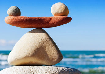 一幅石头平衡的照片传达了工作与生活的平衡