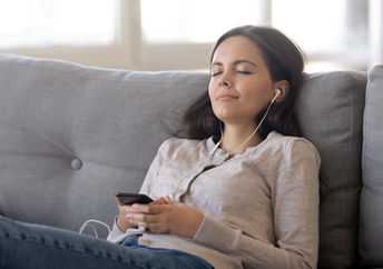 女人听着放松的睡眠音乐。