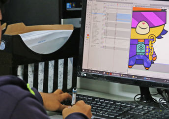 一位年轻的动画师在他的计算机上的工作。