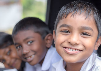 快乐、健康的印度孩子们微笑着去上学。
