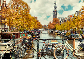 阿姆斯特丹的一座桥上停放着自行车
