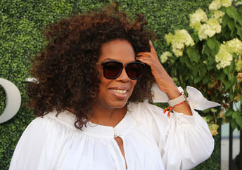 Oprah Winfrey为四个值得年轻人提供大学奖学金。